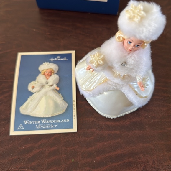 Retired 2002 Madame Alexander ornament - Picture 4 of 7